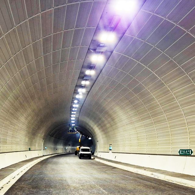Konovo Tunnel: Hermi Fast Klick® Cable Trays